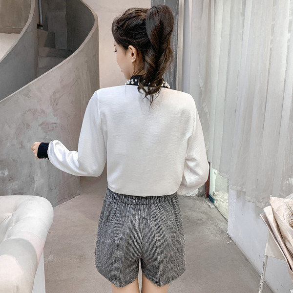 Stílusos női ing gyöngyökkel és klasszikus gallérral