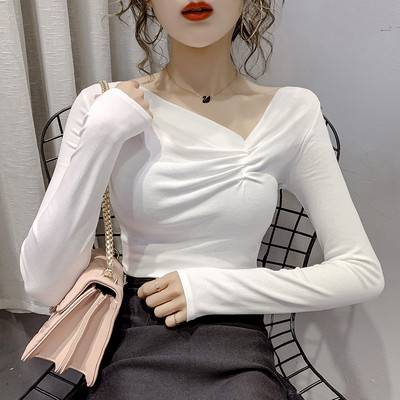 Lezser női blúz hosszú ujjal és spitz nyakkivágással