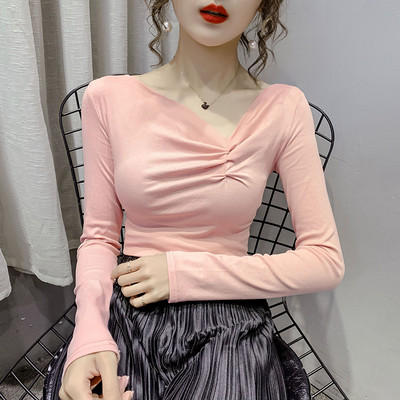 Lezser női blúz hosszú ujjal és spitz nyakkivágással