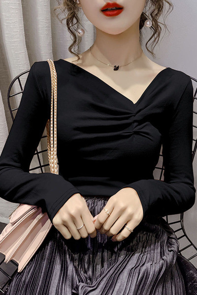 Lezser női blúz hosszú ujjal és spitz nyakkivágással