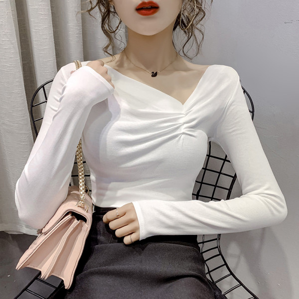 Lezser női blúz hosszú ujjal és spitz nyakkivágással