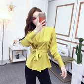 Jauna modeļa sieviešu krekls ar v-veida kakla izgriezumu un jostasvietu