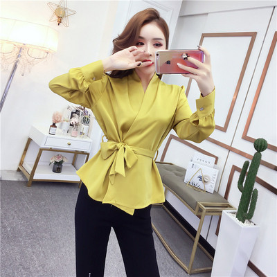 Jauna modeļa sieviešu krekls ar v-veida kakla izgriezumu un jostasvietu