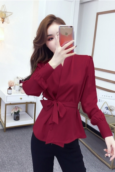 Jauna modeļa sieviešu krekls ar v-veida kakla izgriezumu un jostasvietu