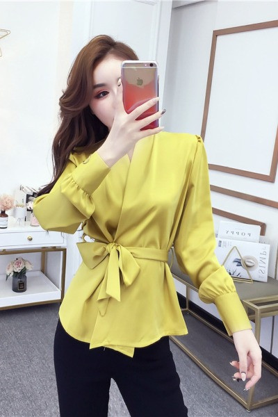 Jauna modeļa sieviešu krekls ar v-veida kakla izgriezumu un jostasvietu