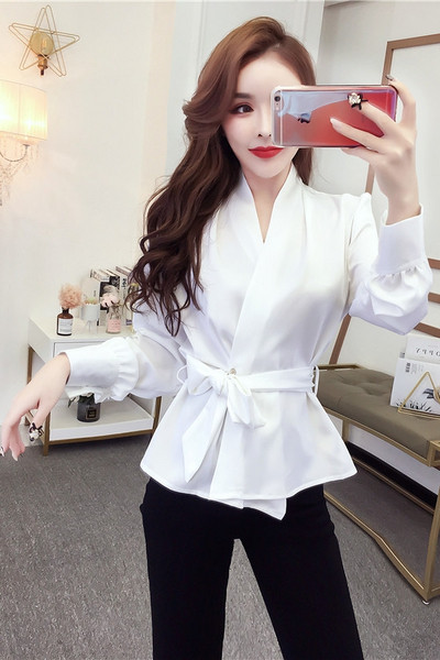 Jauna modeļa sieviešu krekls ar v-veida kakla izgriezumu un jostasvietu