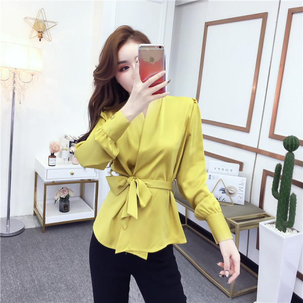 Jauna modeļa sieviešu krekls ar v-veida kakla izgriezumu un jostasvietu