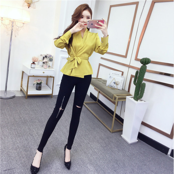 Jauna modeļa sieviešu krekls ar v-veida kakla izgriezumu un jostasvietu