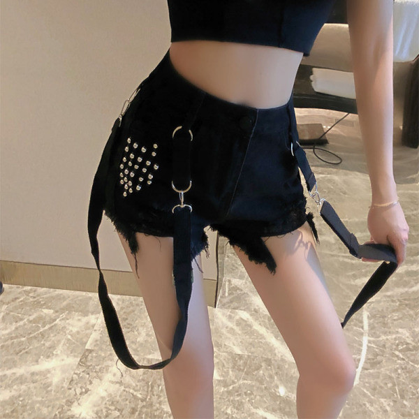 Blugi negri scurti de dama cu talie inalta, elemente metalice si bretele