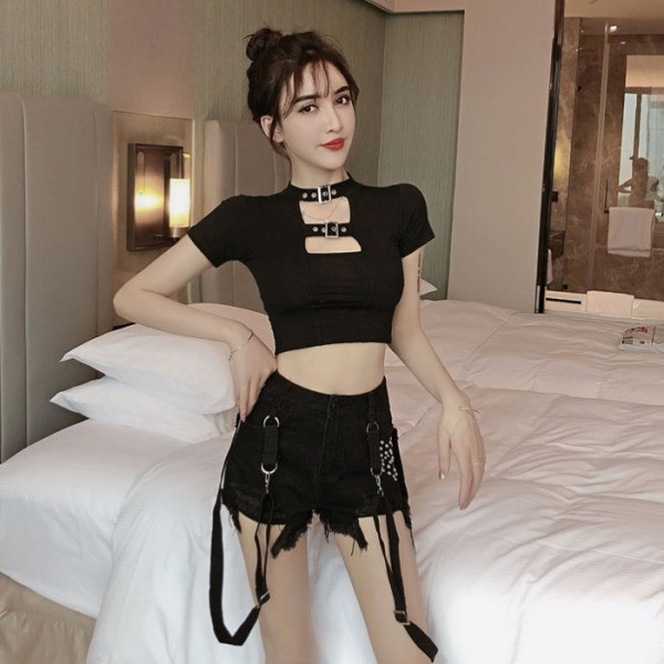 Blugi negri scurti de dama cu talie inalta, elemente metalice si bretele