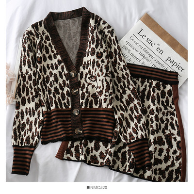 Moderns sieviešu komplekts, kurā ietilpst jaka un svārki ar dzīvnieku rakstu