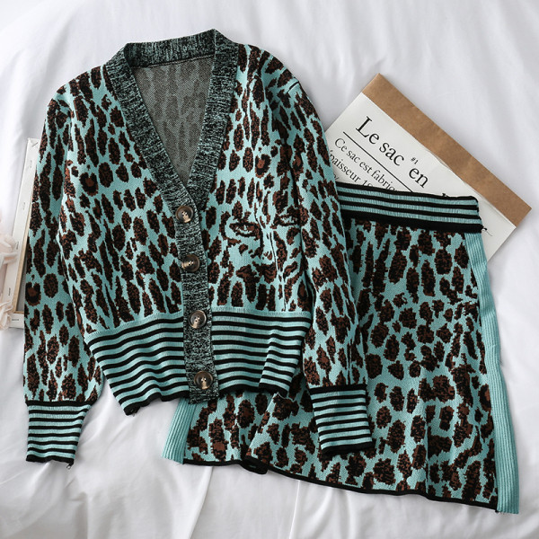 Moderns sieviešu komplekts, kurā ietilpst jaka un svārki ar dzīvnieku rakstu