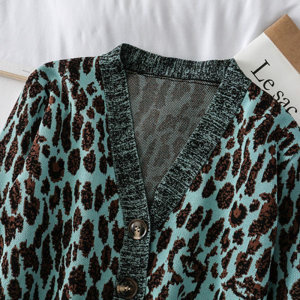 Moderns sieviešu komplekts, kurā ietilpst jaka un svārki ar dzīvnieku rakstu