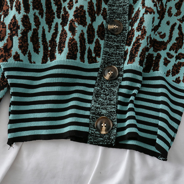 Moderns sieviešu komplekts, kurā ietilpst jaka un svārki ar dzīvnieku rakstu