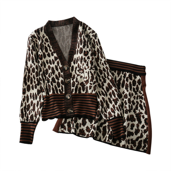 Moderns sieviešu komplekts, kurā ietilpst jaka un svārki ar dzīvnieku rakstu