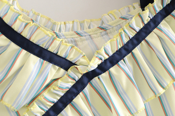 Bluza dama in dungi scurte model asimetric cu bucle