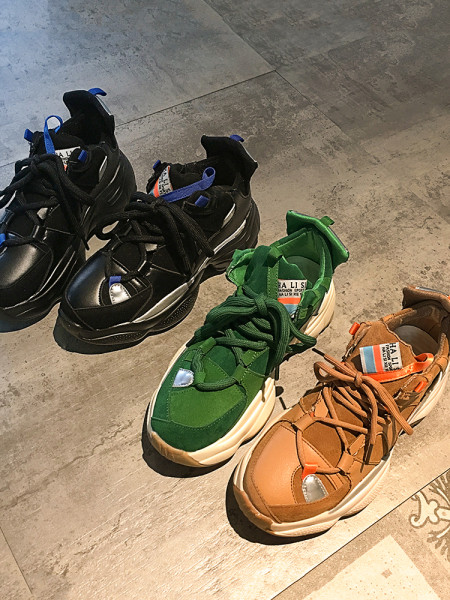 Kényelmes alkalmi női tornacipő durva talppal és fűzővel