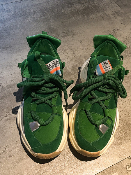 Kényelmes alkalmi női tornacipő durva talppal és fűzővel