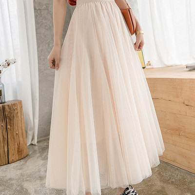 Vabaaja naiste pikk seelik, mis on valmistatud tüllist ja kummist vöökohas