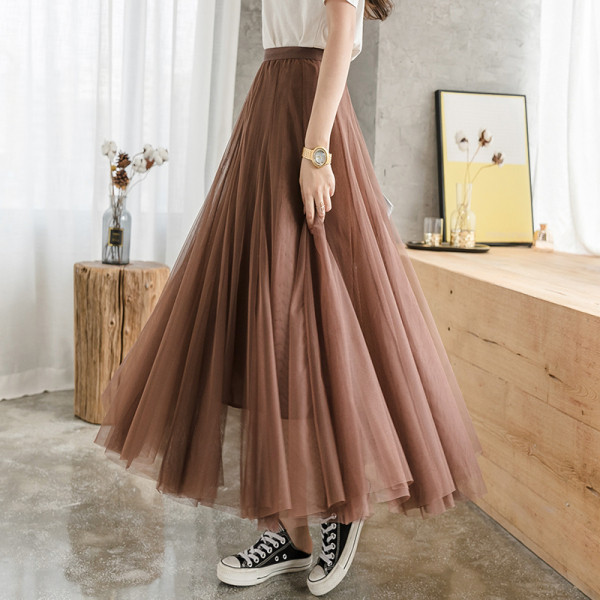 Vabaaja naiste pikk seelik, mis on valmistatud tüllist ja kummist vöökohas