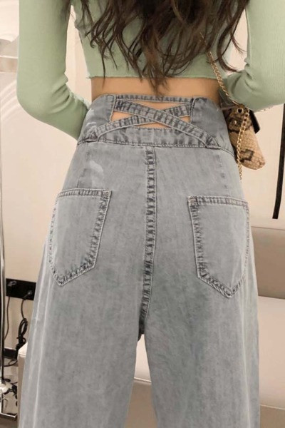 Moteriški džinsai aukštu juosmeniu ir kišenėmis – tiesaus modelio