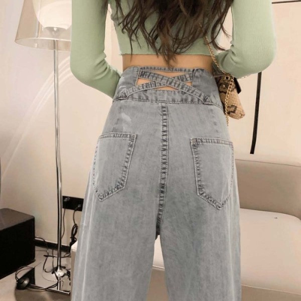 Moteriški džinsai aukštu juosmeniu ir kišenėmis – tiesaus modelio