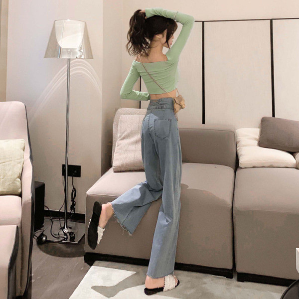 Moteriški džinsai aukštu juosmeniu ir kišenėmis – tiesaus modelio