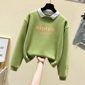 Női alkalmi blúz színes felirattal és gallérral