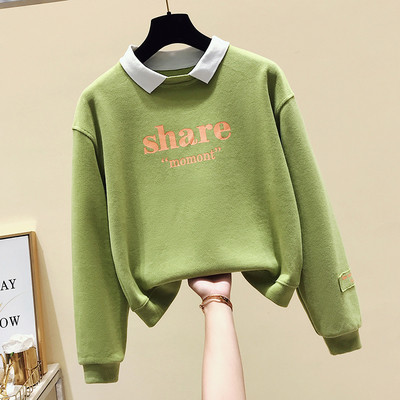 Női alkalmi blúz színes felirattal és gallérral