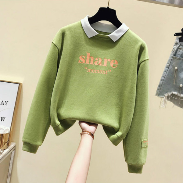 Női alkalmi blúz színes felirattal és gallérral