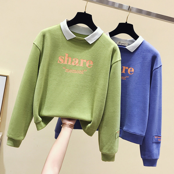 Női alkalmi blúz színes felirattal és gallérral