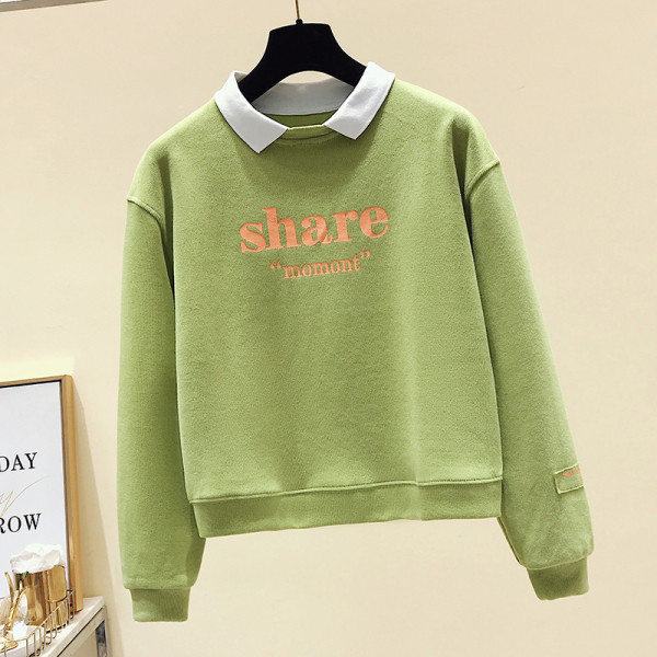 Női alkalmi blúz színes felirattal és gallérral