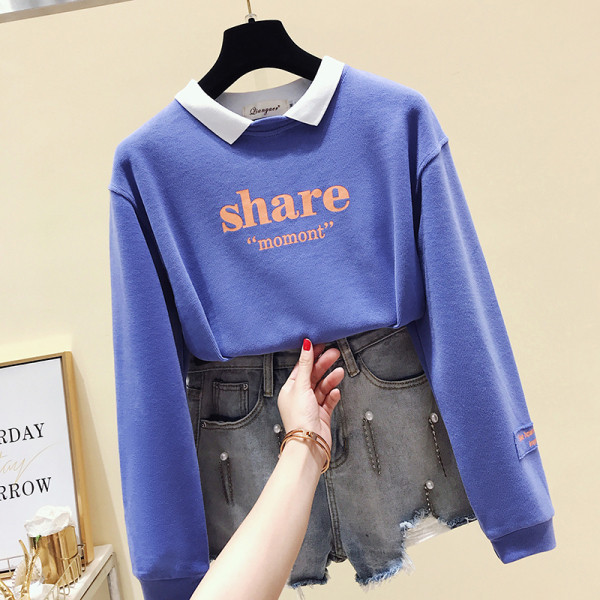 Női alkalmi blúz színes felirattal és gallérral