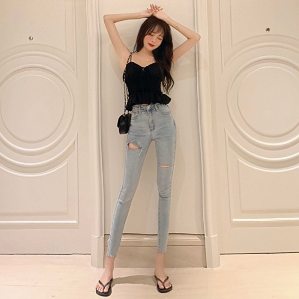 Testhezálló női farmer magas derékkal, szakadt motívumokkal