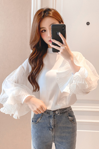 Elegantna ženska bluza s niskim ovratnikom i širokim rukavima