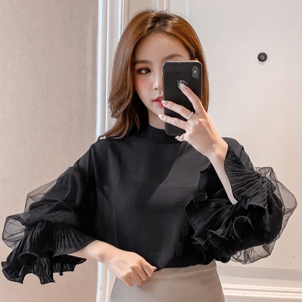 Elegantna ženska bluza s niskim ovratnikom i širokim rukavima