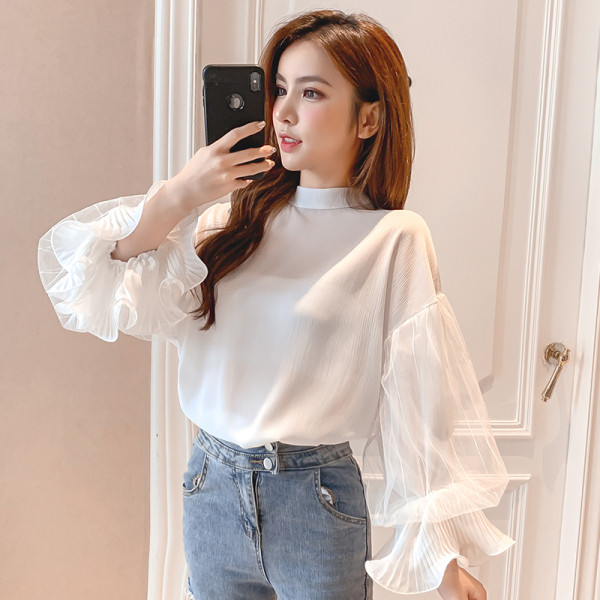 Elegantna ženska bluza s niskim ovratnikom i širokim rukavima