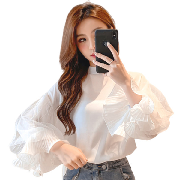 Elegantna ženska bluza s niskim ovratnikom i širokim rukavima