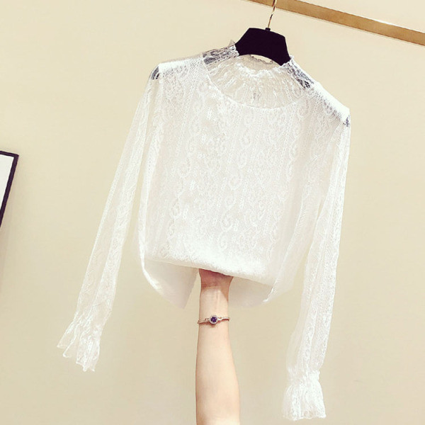 Modern női csipkeblúz kerek nyakkivágással, fekete színben