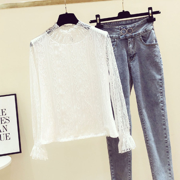 Modern női csipkeblúz kerek nyakkivágással, fekete színben