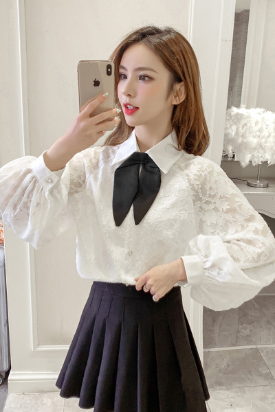 Moteriški laisvalaikio marškiniai su klasikine apykakle, kaspinu ir plačiomis rankovėmis