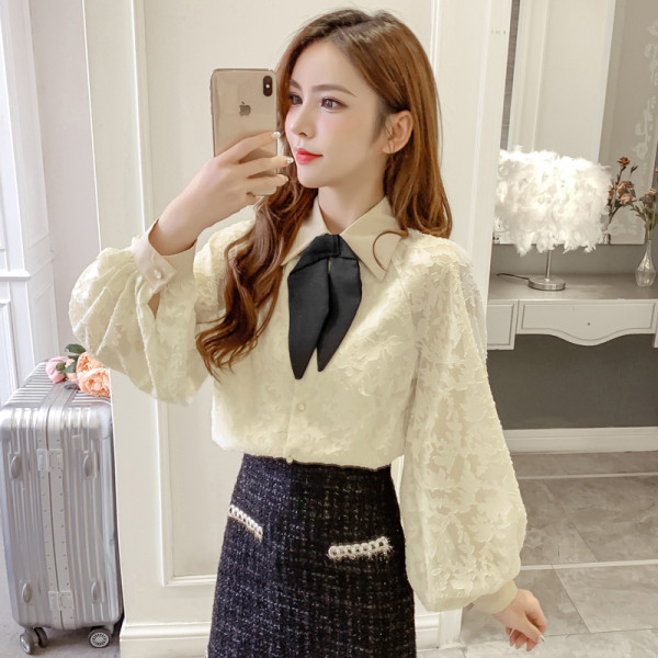 Moteriški laisvalaikio marškiniai su klasikine apykakle, kaspinu ir plačiomis rankovėmis