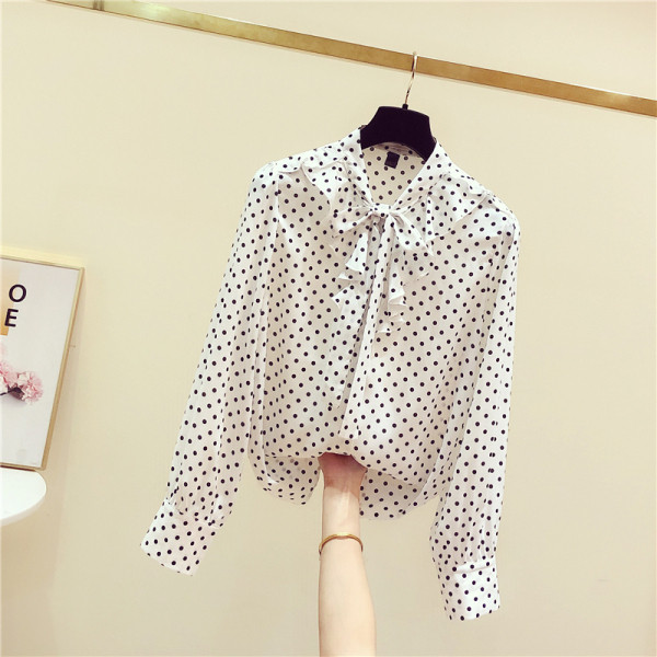 Vabaaja naiste täpiline särk, mille krael on pael