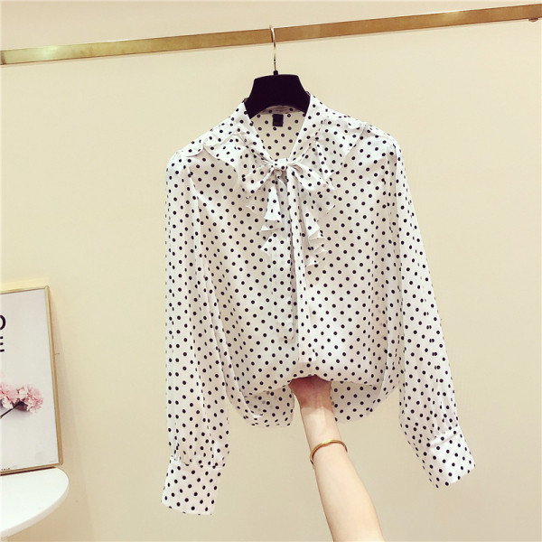 Vabaaja naiste täpiline särk, mille krael on pael