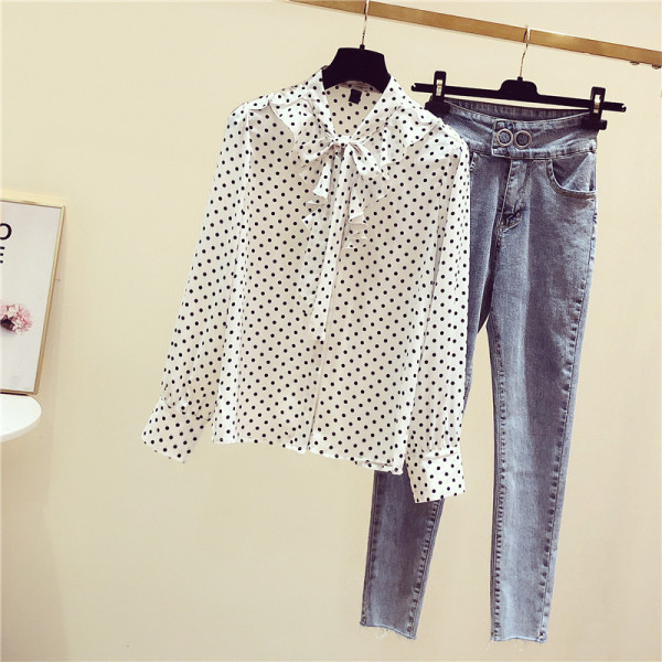 Vabaaja naiste täpiline särk, mille krael on pael