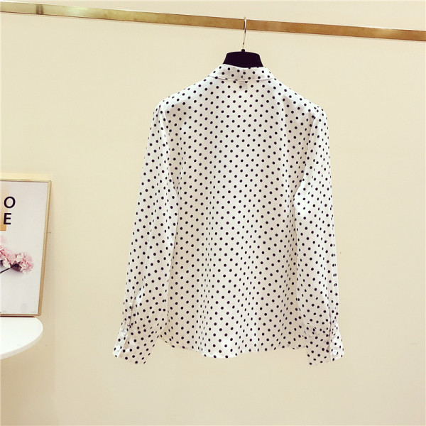 Vabaaja naiste täpiline särk, mille krael on pael