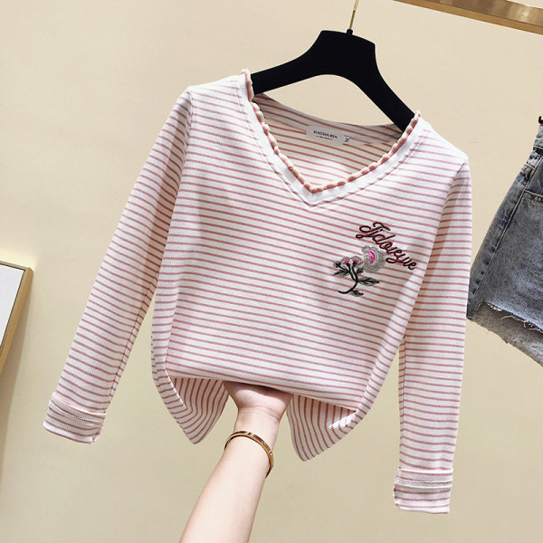 Csíkos női alkalmi blúz spitz nyakkivágással és színes hímzéssel