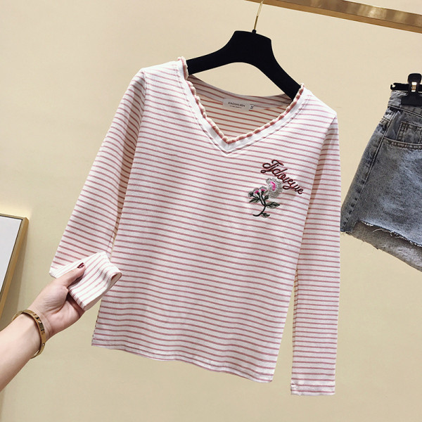 Csíkos női alkalmi blúz spitz nyakkivágással és színes hímzéssel