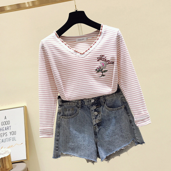 Csíkos női alkalmi blúz spitz nyakkivágással és színes hímzéssel