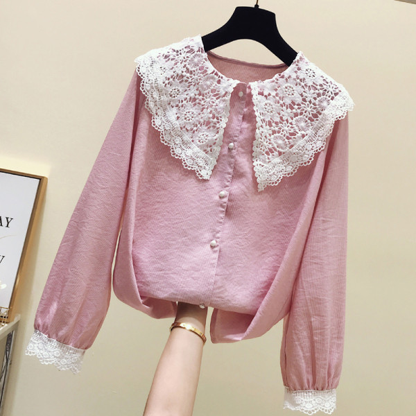 Retro stílusú női ing csipkével a gallérján és az ujjain